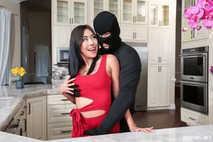 Cô gái tóc vàng xuất tinh với một nút chặn trong hậu môn