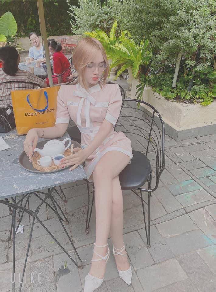 Cô vợ trẻ dâm đãng và ông bạn già phát sóng trực tiếp cảnh sex đôi hoành tráng trong khách sạn~ Mặc tất đen hở háng, quỳ xuống liếm cặc, cưỡi hông từ phía sau và quan hệ cho đến khi cô ấy van xin lòng thương xót...