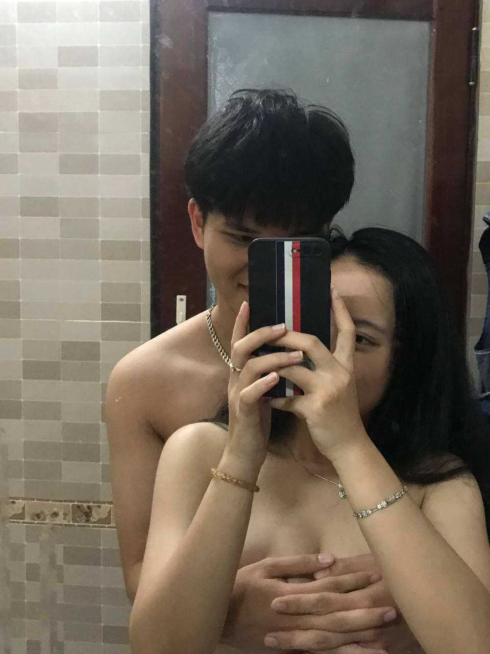 Bố đến ở nhờ rồi cướp luôn em ghệ đang sống thử với cậu con trai