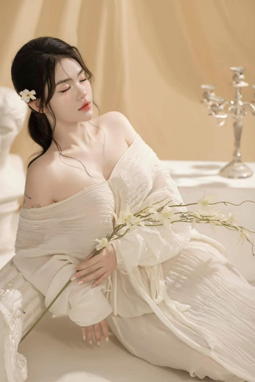 Trung tâm tắm đã quan hệ với cô vợ kỹ thuật viên giỏi nhất, người đã ra ngoài bán thời gian sau lưng chồng cô