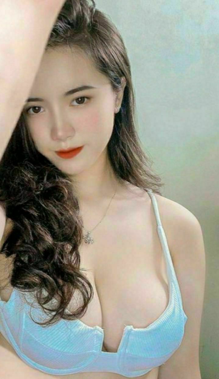 "Mèo của em sướng quá~ Đụ em mạnh hơn đi... Đụ em đến chết đi!" Cô gái loli xinh đẹp trong đôi tất lưới đen bị cậu em trai dùng con cặc to quan hệ không dùng bao cao su, cô ta cứ nói năng dâm đãng, và cậu em trai rút cặc ra rồi bắn...